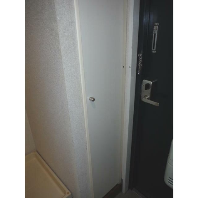 玄関にはシューズボックスもあり便利(玄関)
