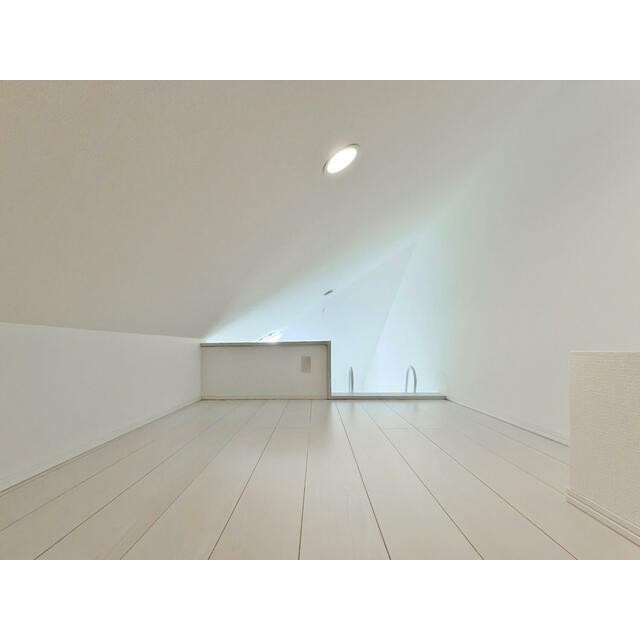 ロフト※203号室は天井北側に勾配はございません。そのため、ロフト前面は全て開口仕様となっております