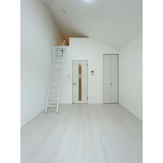 ※203号室は天井北側に勾配はございません。そのため、ロフト前面は全て開口仕様となっております。