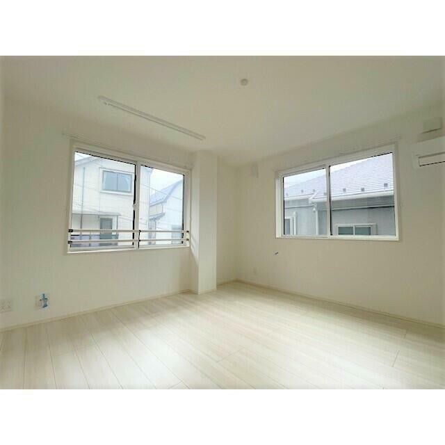 洋室8帖 2面採光で日当たり良好です