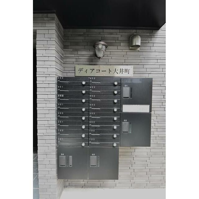 不在でも在宅でも安心な宅配ボックスは4つ完備