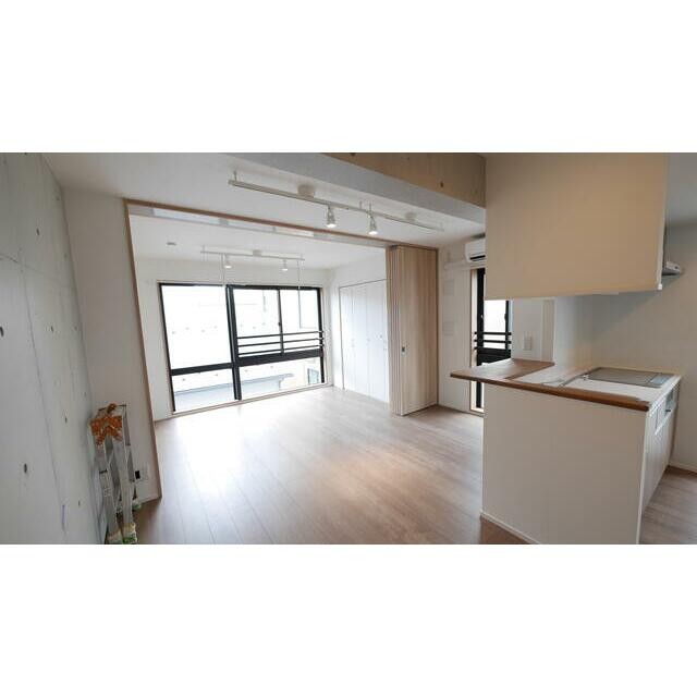 2面採光で風通しもよくなっています(居間)