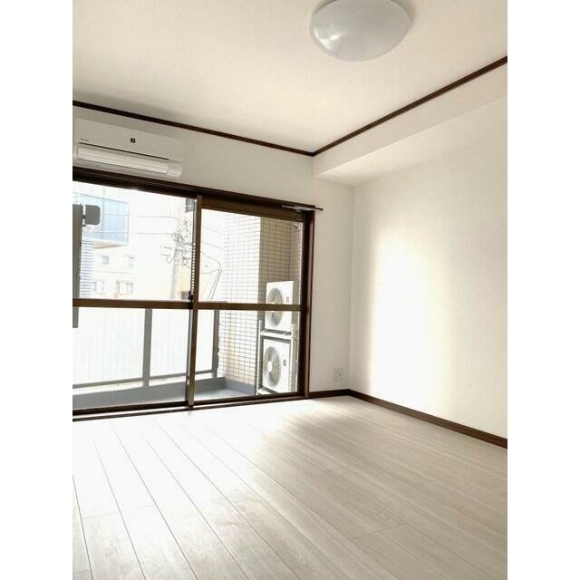 明るい東向き洋室