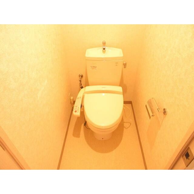 バス・トイレ別！ウォシュレット付トイレ！上部に棚があります。(内装)