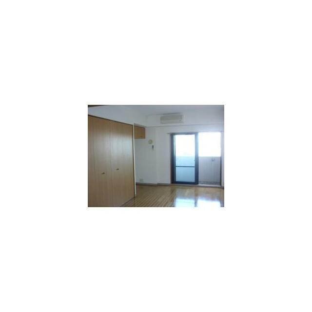 収納付の洋室(居間)