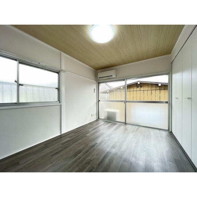写真は205号室です(居間)