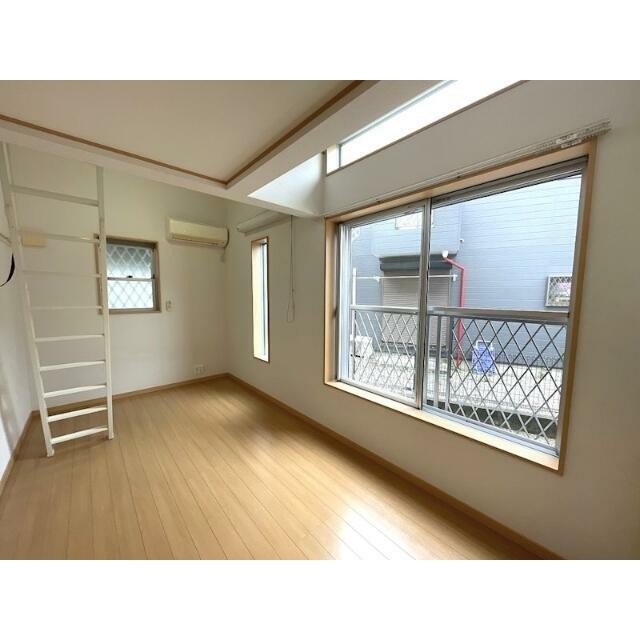 ナチュラルカラーを基調とした明るい室内♪(居間)