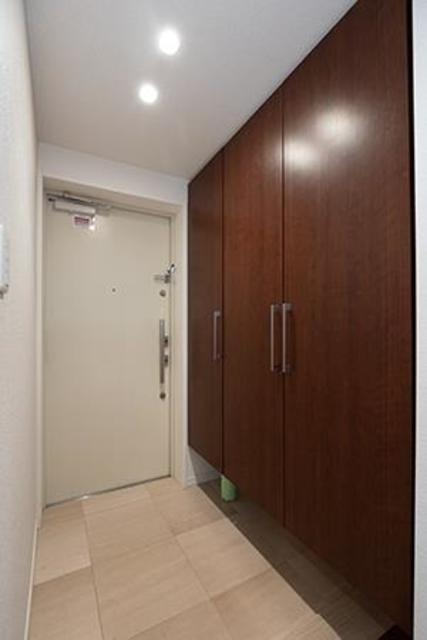 ※写真は同タイプ住戸です。(玄関)