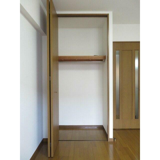 大きなスペースがあり、収納には困りません(内装)