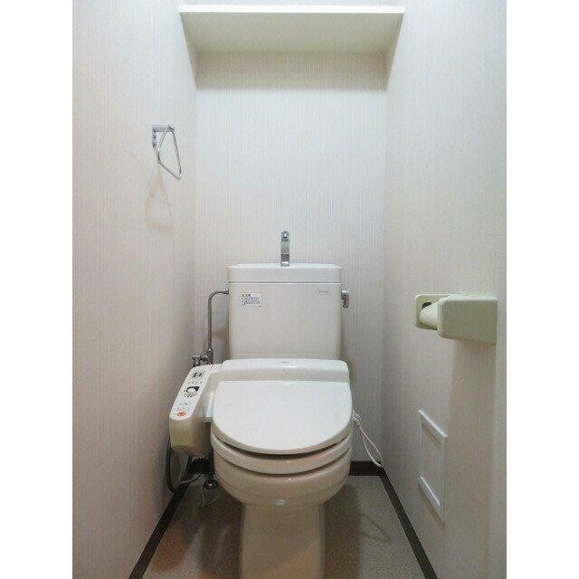 コンパクトで使いやすいトイレです(内装)