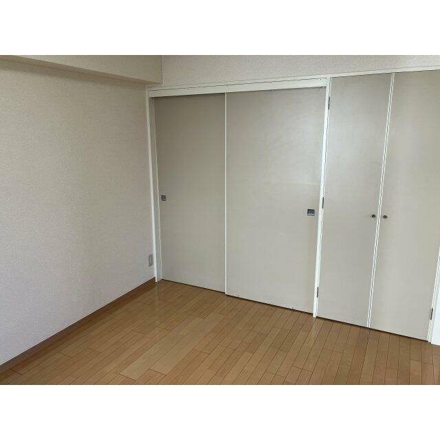 落ち着いた色調の洋室です