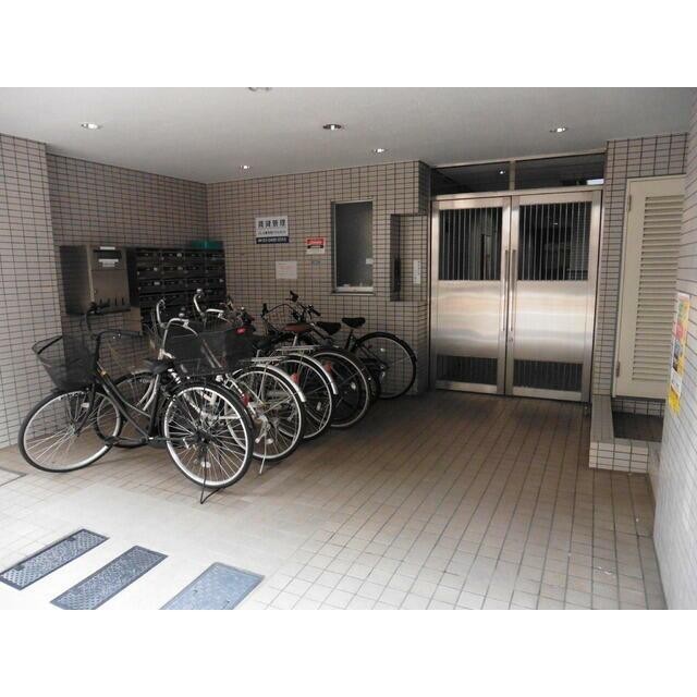 オートロックのドア手前は、駐輪場となって