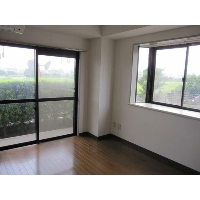 2面採光で明るいお部屋です。(居間)