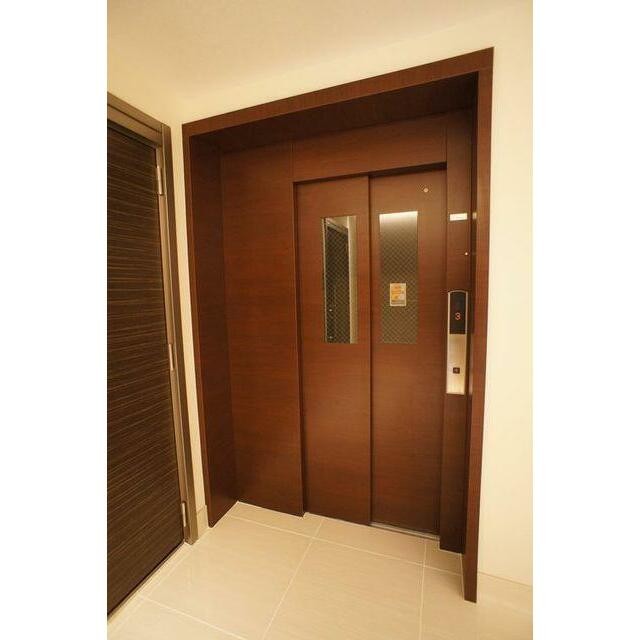 1Fエレベーター入口の写真です。