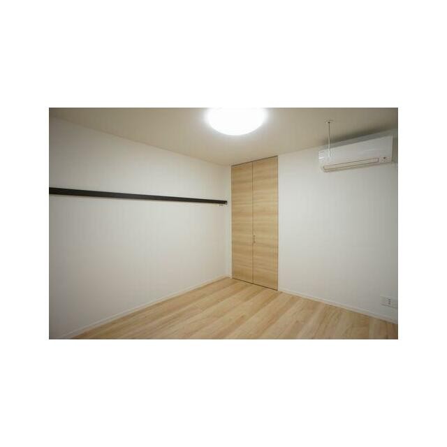 洋室には化粧幕板≪可動式フックレール≫が付いているので、お気に入りの洋服やポスター等が掛けられます。