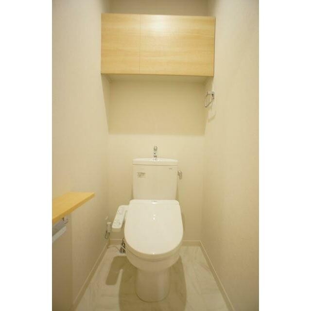 トイレは温水洗浄便座付！ ストック品の保管に便利な上部棚が備え付けられています。(内装)