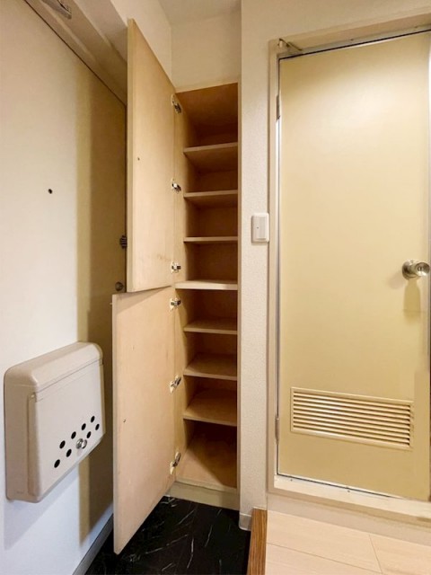 玄関脇にシューズボックスがあります。(玄関)