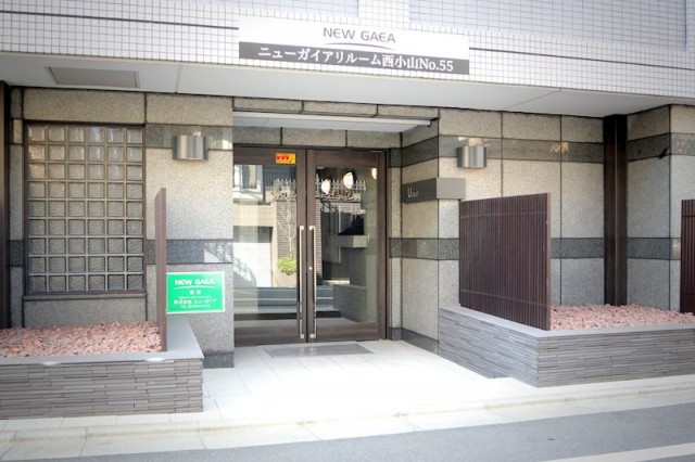 閑静な住宅街にマッチするエントランス(その他建物画像)