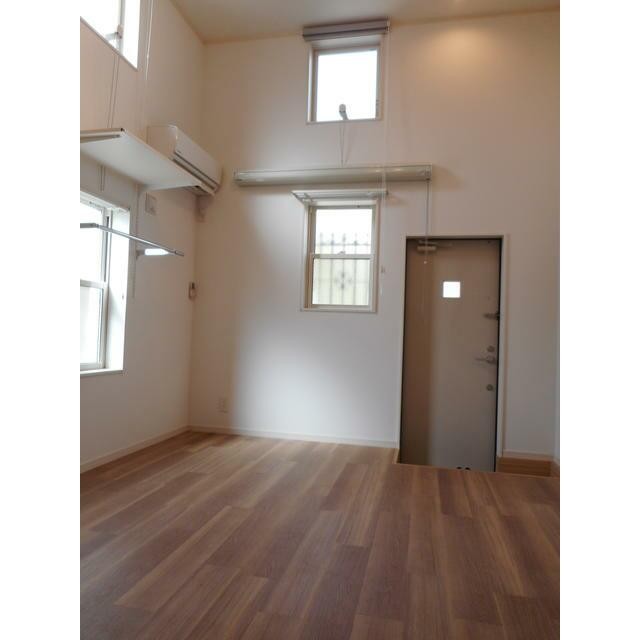 画像は現入居者の入居前写真になります(居間)