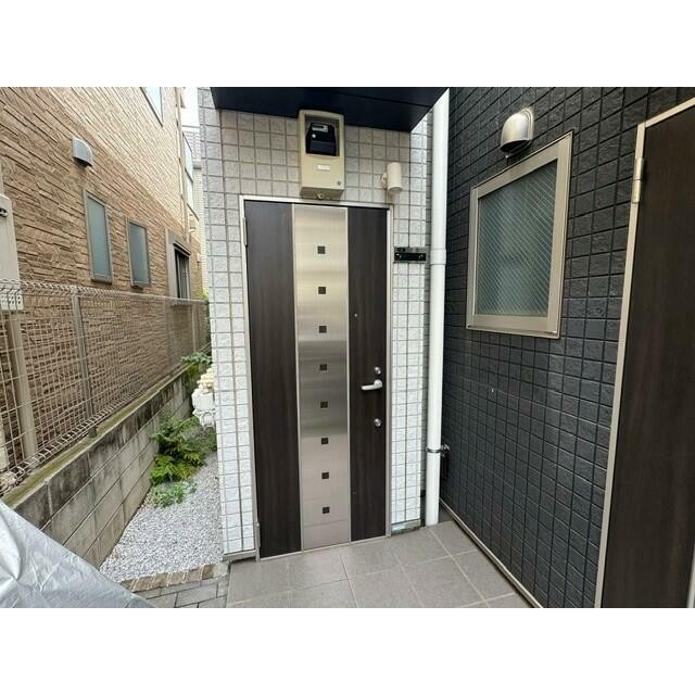 メゾネットタイプですので戸建て感覚の出入口です