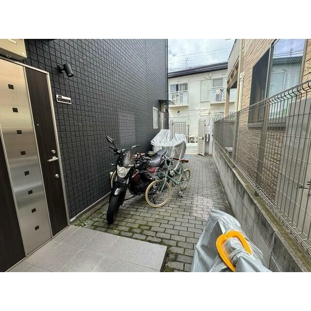 敷地内にバイクや自転車を保管する事が可能です（台数制限有り）