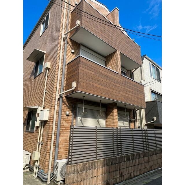 2017年築。落ち着きのある外観デザインの3階建アパートです。