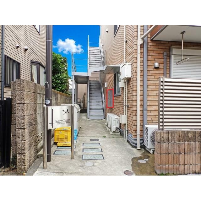 道路から建物へ続くアプローチ。閑静な住宅街に立地しています。(その他建物画像)