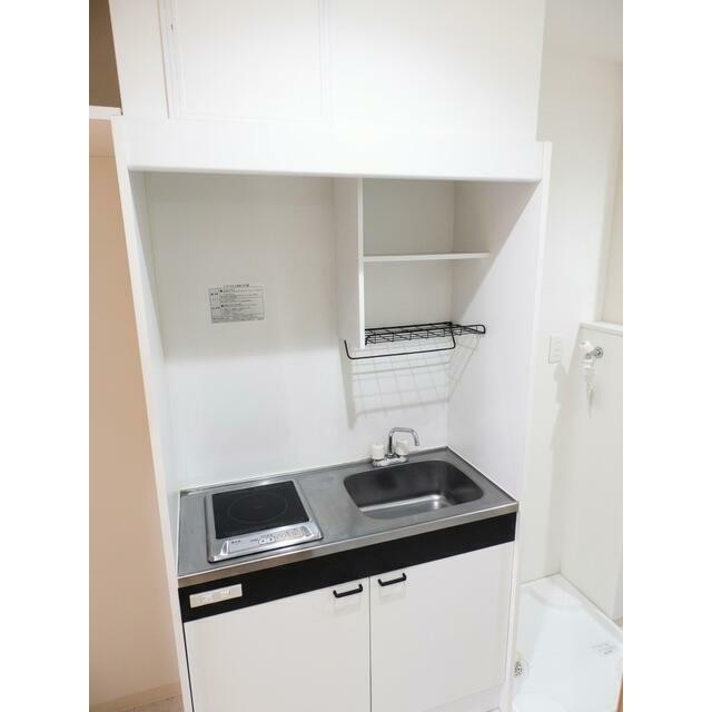 コンパクトながら使いやすいシステムキッチン。今回、水栓設備も使いやすく刷新予定です。(キッチン)