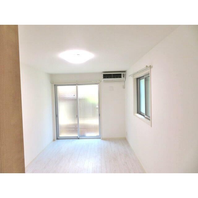 明るく開放感のある洋室8帖。2面採光の角部屋です。(居間)