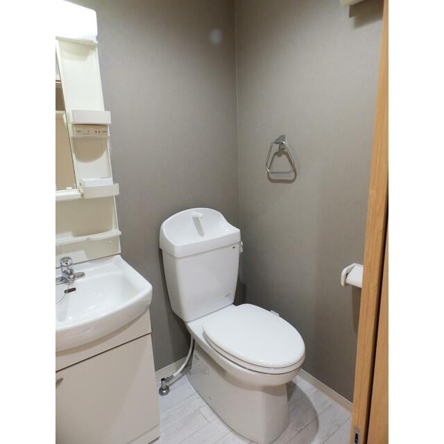バス・トイレ別で快適。清潔感のある独立したトイレスペースです。(内装)