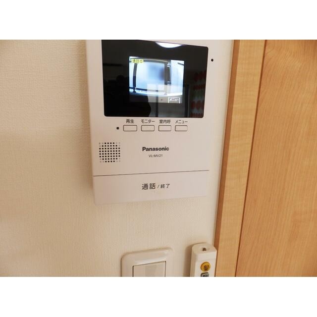 来訪者を室内から確認できるモニター付きインターホン。防犯面にも配慮しています。