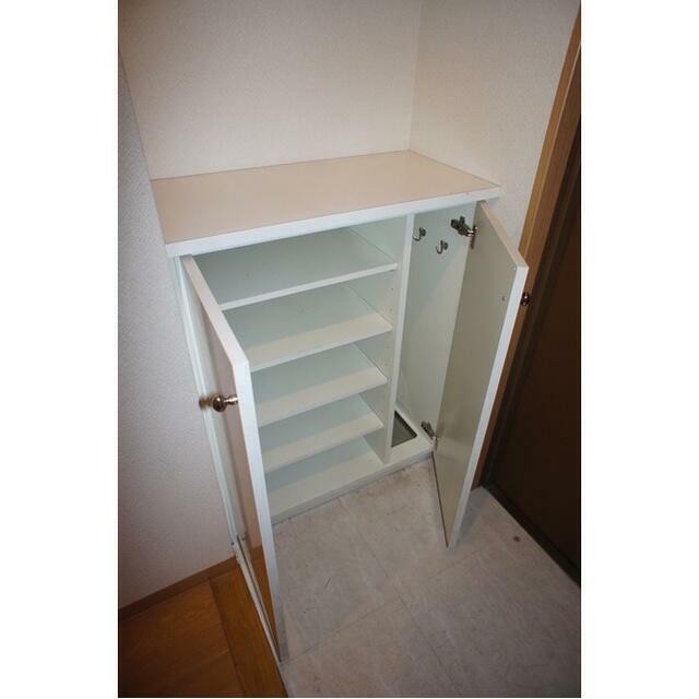 下駄箱、同タイプの部屋の写真