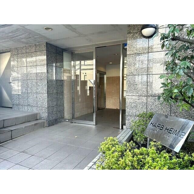 大通りに面した明るいエントランスです。(その他建物画像)