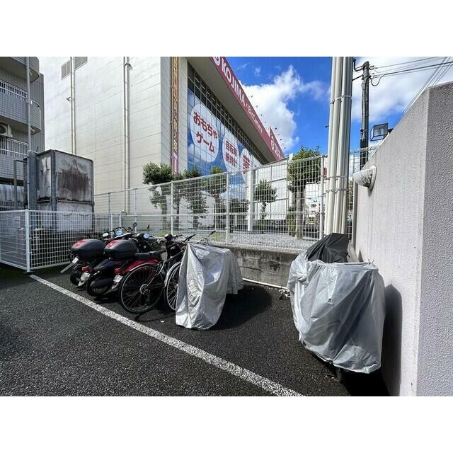 駐輪場は屋外です。(その他建物画像)