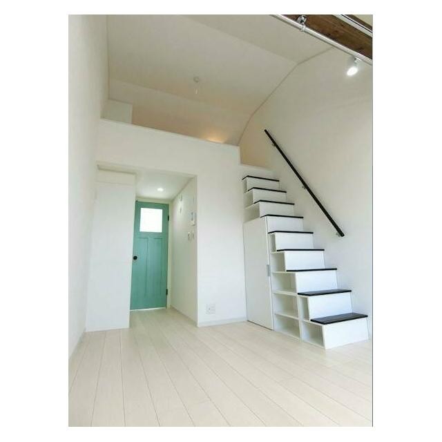 白が基調の明るい室内は、梁（はり）がアクセントでお洒落です♪