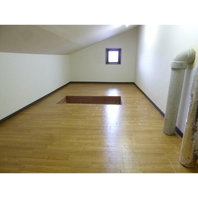 屋根裏収納