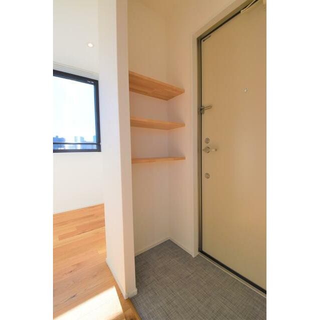 靴だけでなく小物も置けるシンプルな玄関廻り(玄関)