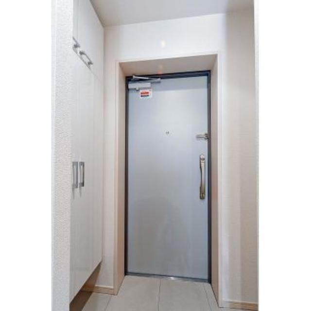 ※写真は同タイプ住戸です。(玄関)