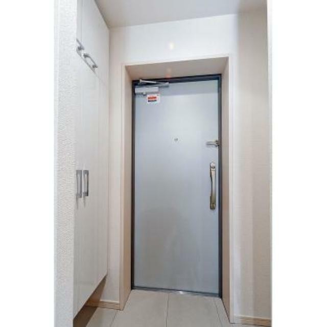 ※写真は同タイプ住戸です。(玄関)