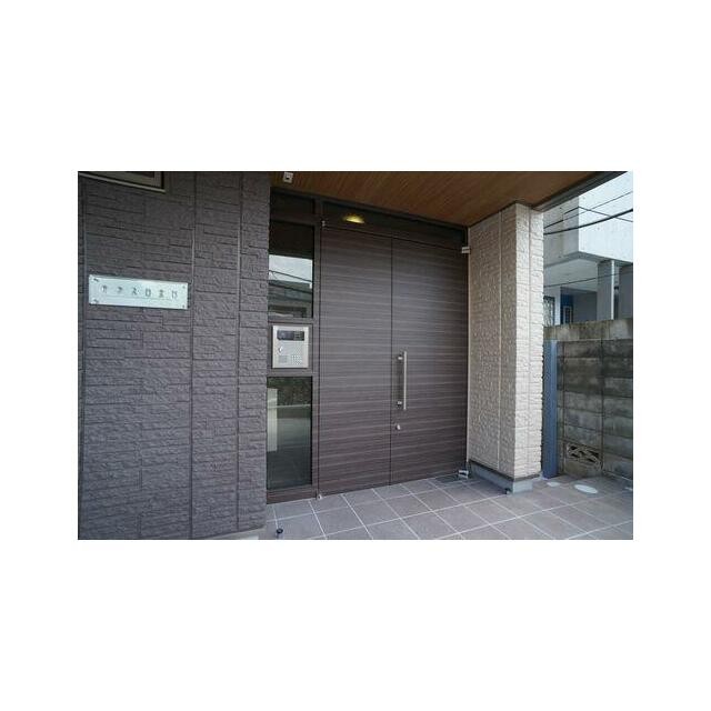 オートロック仕様の共用玄関です。(その他建物画像)