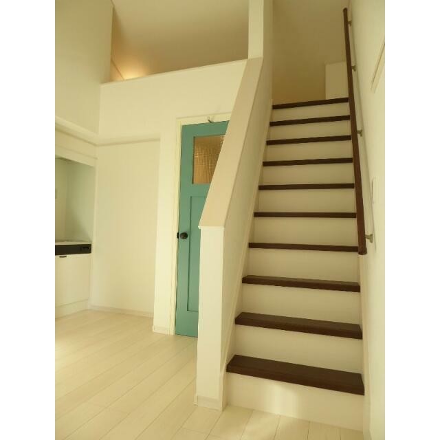 ロフトへは階段で上り下り！2階建てのように広く使えると好評です♪