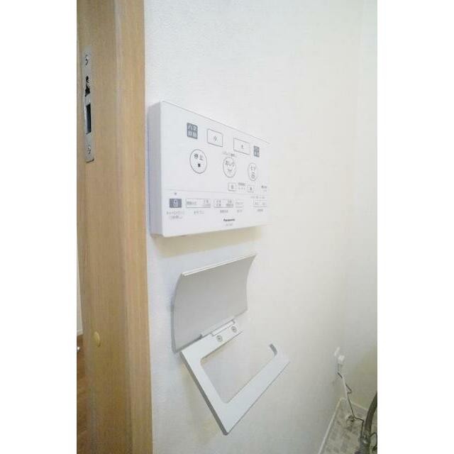 温水洗浄便座付きで、冬の寒い日も快適。細かな設備まで整った、心地よい一人暮らしを。
