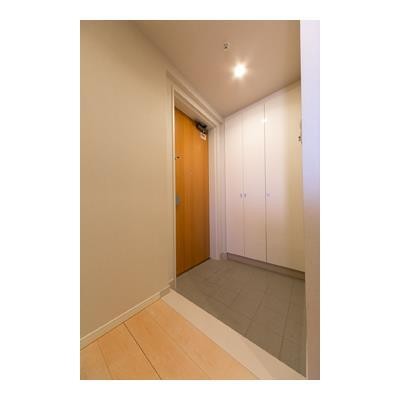 ※写真は同タイプ住戸です。(玄関)