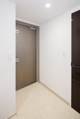 ※写真は同タイプ住戸です。(玄関)