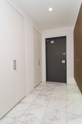 ※写真は同タイプ住戸です。(玄関)