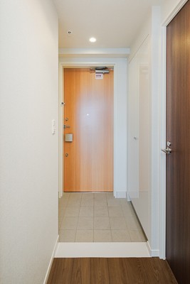 ※写真は同タイプ住戸です。(玄関)