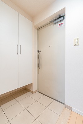 ※写真は同タイプ住戸です。(玄関)