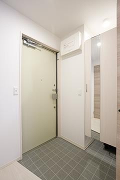 ※写真は同タイプ住戸です。(玄関)