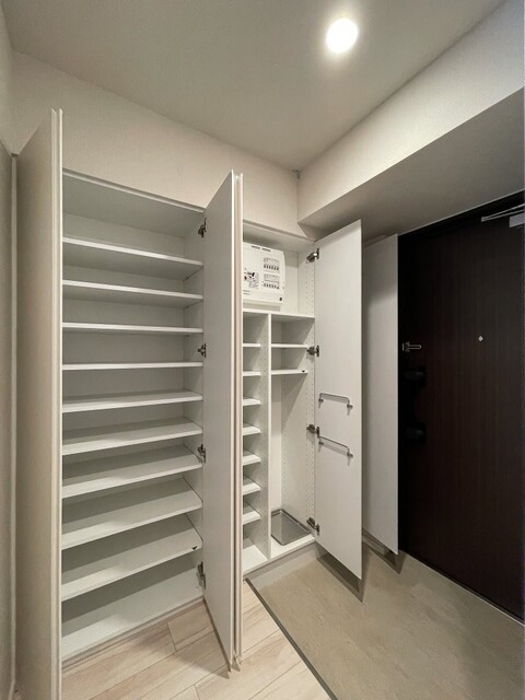 ※写真は同タイプ住戸です。(玄関)