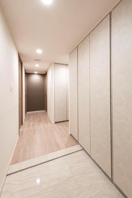 ※写真は同タイプ住戸です。(玄関)